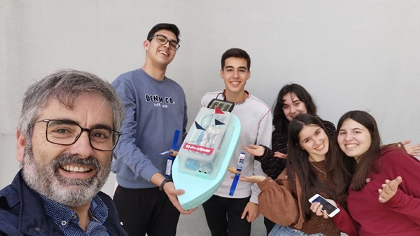 Picture of Teacher Alexandre Gomes and a group of his students.
